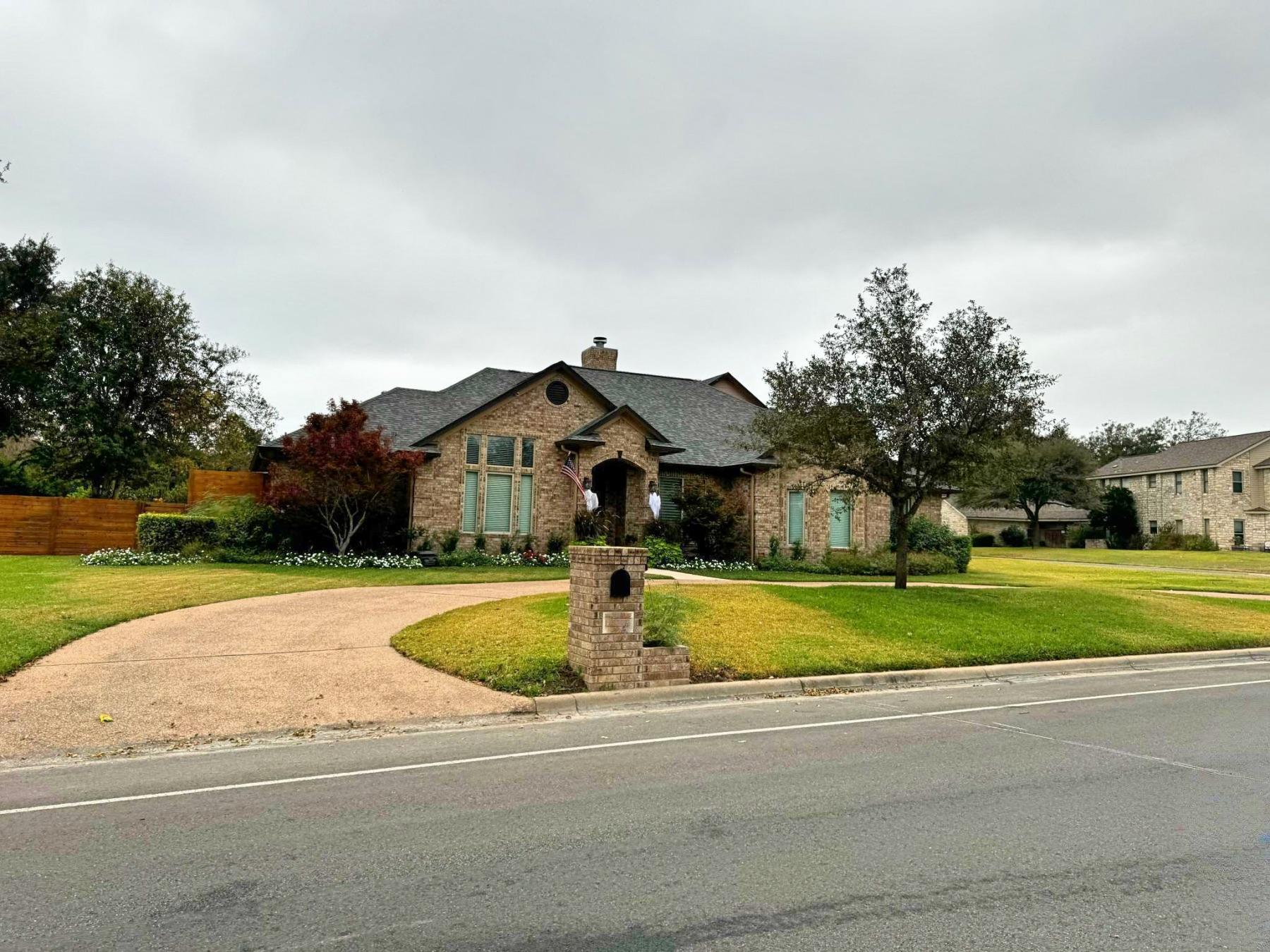 Oak Bluff one story home large lot Round Rock