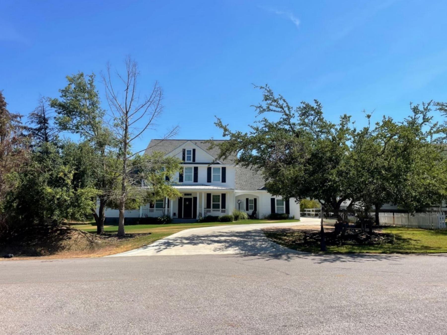 howard ranch driftwood home with porch